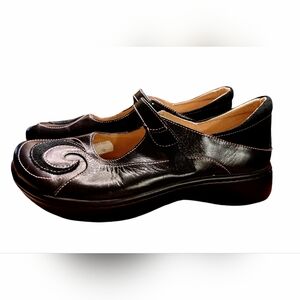 Genuine leather black with pink stitch Naot women's shoes size 40 made in israel